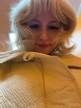 Snapshot of RonnieKiss chatting on 04/14/26, 11:27 RonnieKiss online show from 04/14/26, 11:27