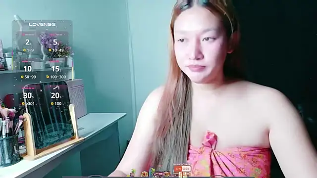 Snapshot of Lalacream12 chatting on 05/16/26, 01:32 Lalacream12 online show from 05/16/26, 01:32