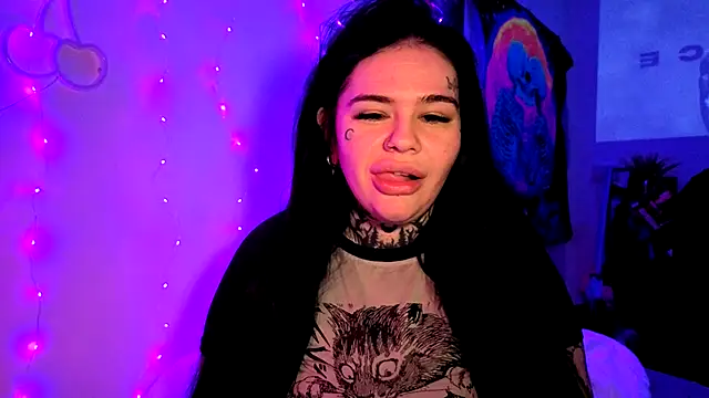 Snapshot of hollyhexbomb chatting on 10/18/25, 07:47 hollyhexbomb online show from 10/18/25, 07:47