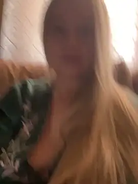 Snapshot of B_i_r_d_i_e chatting on 09/28/25, 11:04 B i r d i e online show from 09/28/25, 11:04