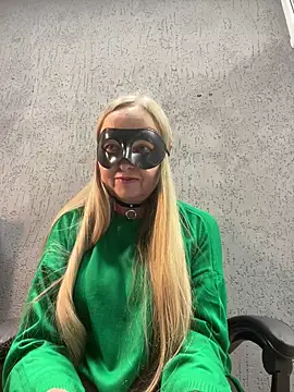 Snapshot of B_i_r_d_i_e chatting on 09/29/25, 10:31 B i r d i e online show from 09/29/25, 10:31