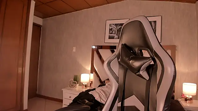 Snapshot of HaathorX chatting on 11/01/25, 10:34 HaathorX online show from 11/01/25, 10:34