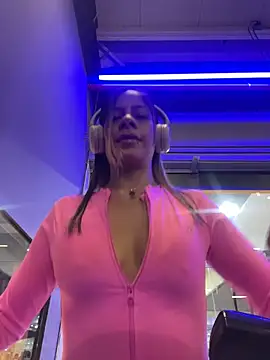 Snapshot of KatThomas chatting on 11/13/25, 11:03 KatThomas online show from 11/13/25, 11:03