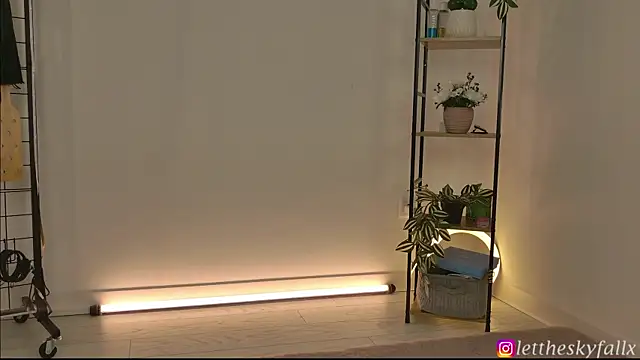 Snapshot of lettheskyfallx chatting on 04/21/26, 10:23 lettheskyfallx online show from 04/21/26, 10:23