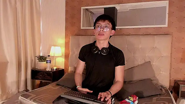 Snapshot of liam_twiink chatting on 11/12/25, 06:52 liam twiink online show from 11/12/25, 06:52