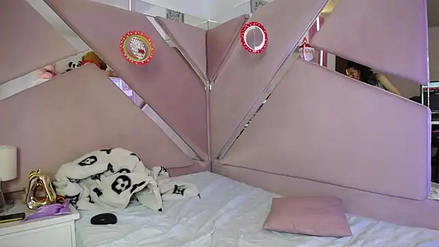 Snapshot of oblivionlove chatting on 12/13/25, 08:47 oblivionlove online show from 12/13/25, 08:47