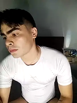 Snapshot of Mason_grey chatting on 12/17/25, 01:33 Mason grey online show from 12/17/25, 01:33