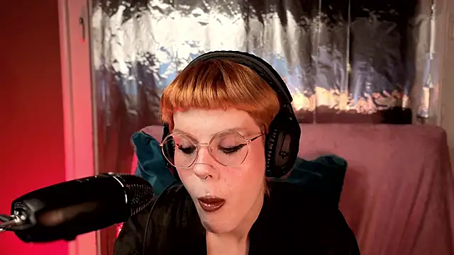 Snapshot of tacodeluxxxe chatting on 04/16/26, 02:12 tacodeluxxxe online show from 04/16/26, 02:12