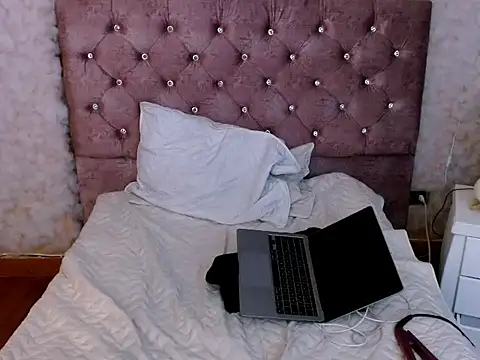 dreams girl online show from 10/28/25, 08:55