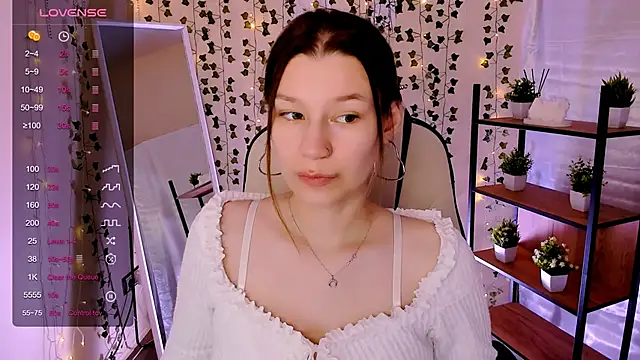 Snapshot of LinaBlossom_ chatting on 05/19/26, 06:42 LinaBlossom online show from 05/19/26, 06:42