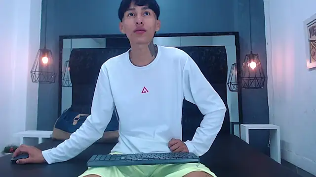 Snapshot of Daniel_delux_ chatting on 09/24/25, 11:24 Daniel delux online show from 09/24/25, 11:24