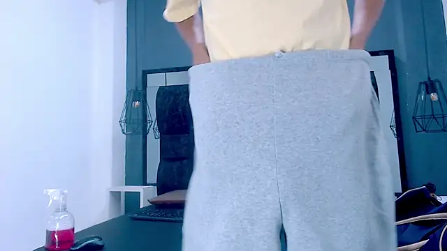 Snapshot of Daniel_delux_ chatting on 10/13/25, 12:38 Daniel delux online show from 10/13/25, 12:38