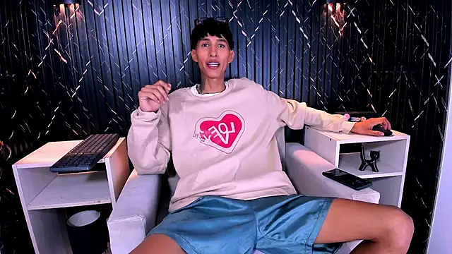 Snapshot of Daniel_delux_ chatting on 10/22/25, 04:02 Daniel delux online show from 10/22/25, 04:02