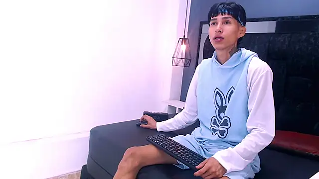 Snapshot of Daniel_delux_ chatting on 10/30/25, 12:17 Daniel delux online show from 10/30/25, 12:17