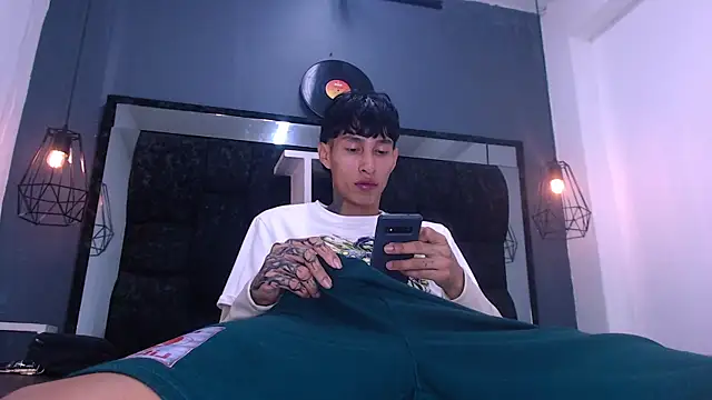 Snapshot of Daniel_delux_ chatting on 11/21/25, 11:47 Daniel delux online show from 11/21/25, 11:47