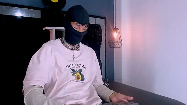 Snapshot of Daniel_delux_ chatting on 11/22/25, 02:05 Daniel delux online show from 11/22/25, 02:05