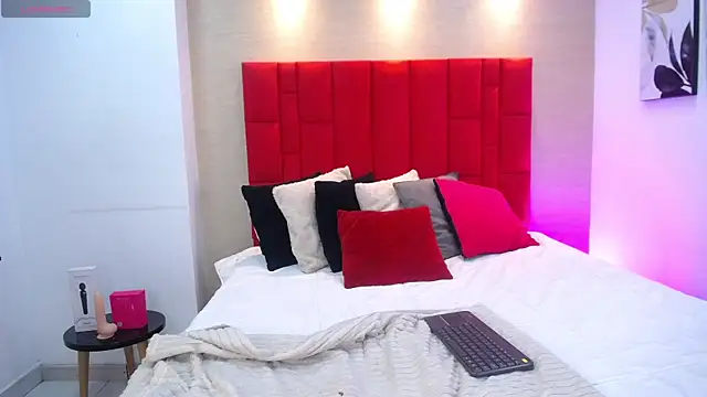 Snapshot of EmilyCley chatting on 04/16/26, 09:39 EmilyCley online show from 04/16/26, 09:39