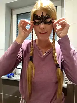 Snapshot of Naughty-Layla chatting on 10/04/25, 05:49 Naughty-Layla online show from 10/04/25, 05:49