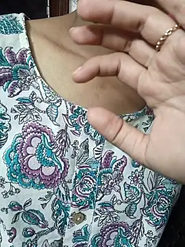 Snapshot of anayahotty chatting on 10/02/25, 06:48 anayahotty online show from 10/02/25, 06:48