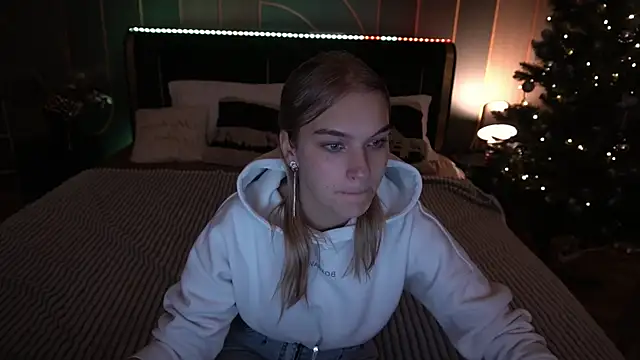 Snapshot of AlinaLiii chatting on 12/19/25, 07:15 AlinaLiii online show from 12/19/25, 07:15