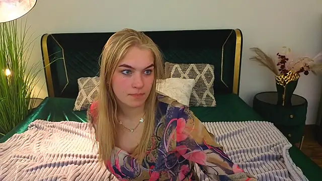 Snapshot of AlinaLiii chatting on 04/15/26, 12:56 AlinaLiii online show from 04/15/26, 12:56