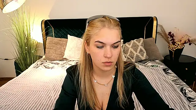 Snapshot of AlinaLiii chatting on 04/20/26, 12:52 AlinaLiii online show from 04/20/26, 12:52