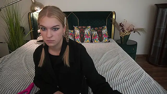 Snapshot of AlinaLiii chatting on 05/27/26, 05:59 AlinaLiii online show from 05/27/26, 05:59