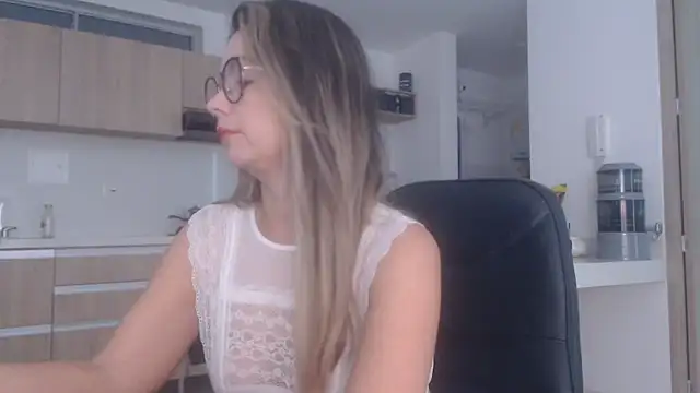 Snapshot of LovePaula chatting on 03/12/26, 12:11 LovePaula online show from 03/12/26, 12:11