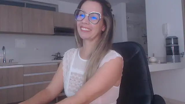 Snapshot of LovePaula chatting on 03/19/26, 11:36 LovePaula online show from 03/19/26, 11:36