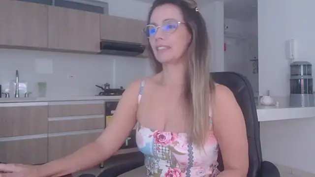 Snapshot of LovePaula chatting on 03/21/26, 11:59 LovePaula online show from 03/21/26, 11:59