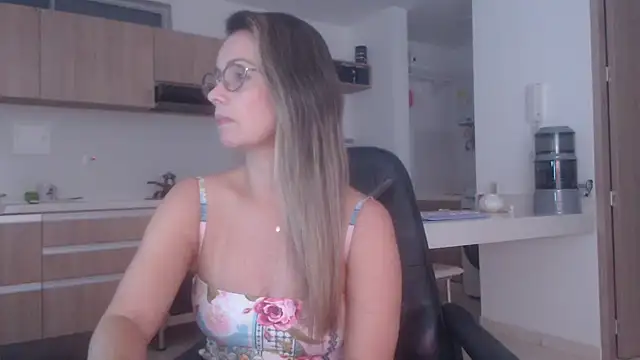 Snapshot of LovePaula chatting on 03/22/26, 12:47 LovePaula online show from 03/22/26, 12:47