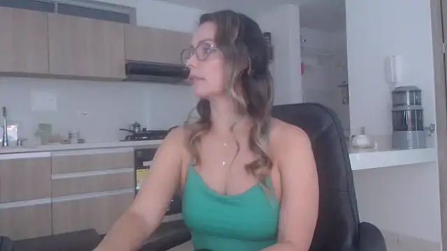 Snapshot of LovePaula chatting on 03/23/26, 02:10 LovePaula online show from 03/23/26, 02:10