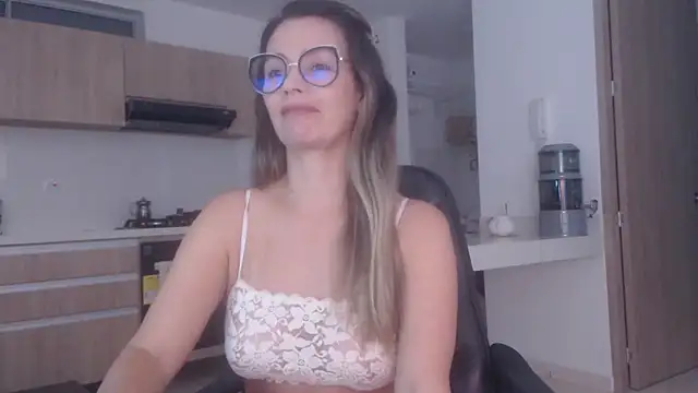 Snapshot of LovePaula chatting on 03/28/26, 11:32 LovePaula online show from 03/28/26, 11:32