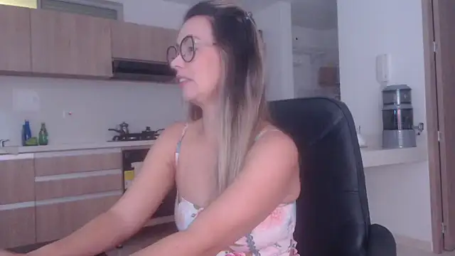 Snapshot of LovePaula chatting on 03/29/26, 01:16 LovePaula online show from 03/29/26, 01:16