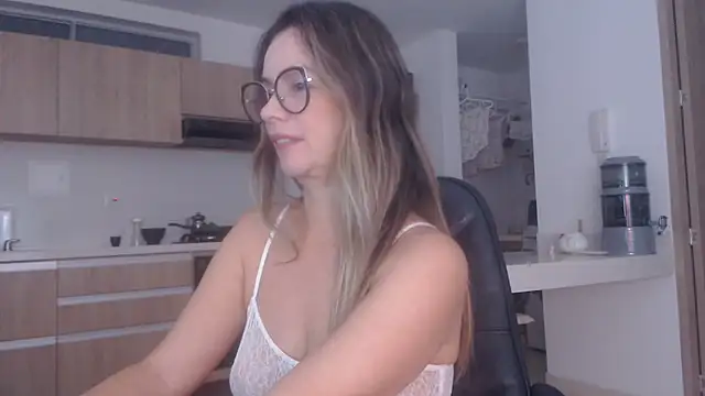 Snapshot of LovePaula chatting on 04/14/26, 10:32 LovePaula online show from 04/14/26, 10:32