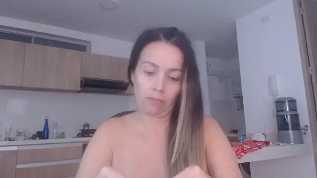 Snapshot of LovePaula chatting on 06/09/26, 03:07 LovePaula online show from 06/09/26, 03:07