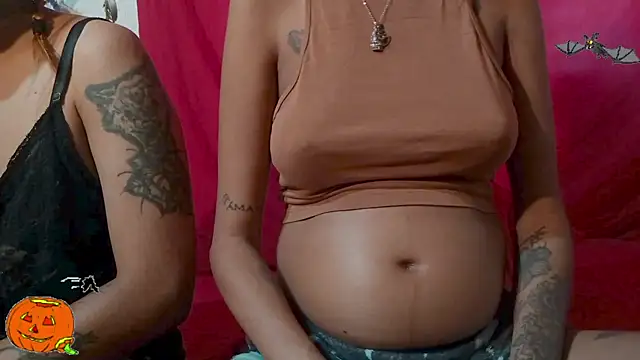 Snapshot of Couple_Moth666 chatting on 10/17/25, 04:42 Couple Moth666 online show from 10/17/25, 04:42