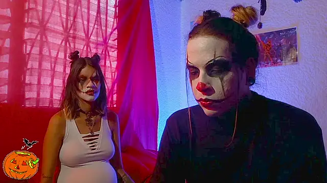 Snapshot of Couple_Moth666 chatting on 10/31/25, 08:54 Couple Moth666 online show from 10/31/25, 08:54