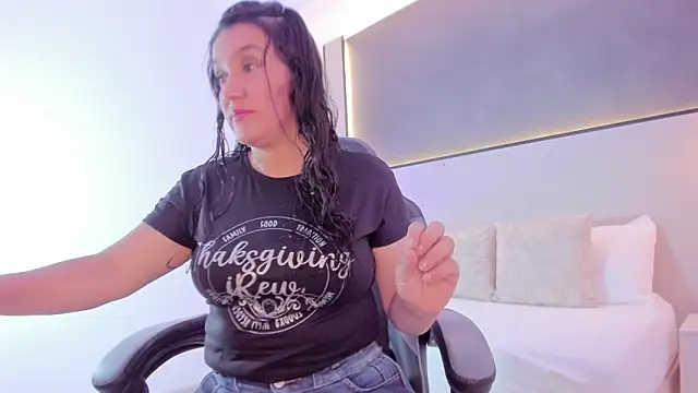 zoee zi online show from 11/06/25, 07:04