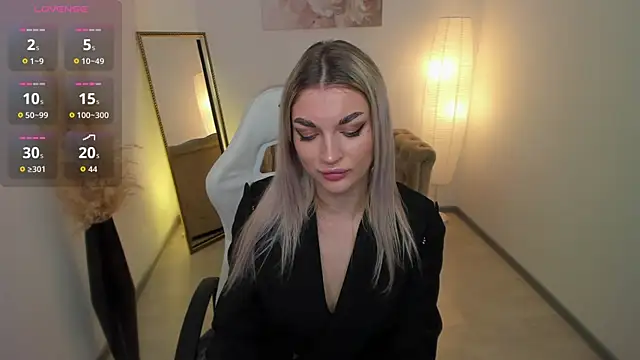 Snapshot of Alice_Cutieee chatting on 10/18/25, 10:27 Alice Cutieee online show from 10/18/25, 10:27