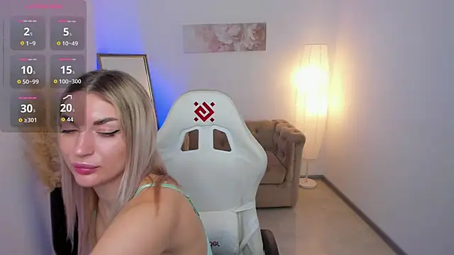 Snapshot of Alice_Cutieee chatting on 10/19/25, 10:27 Alice Cutieee online show from 10/19/25, 10:27