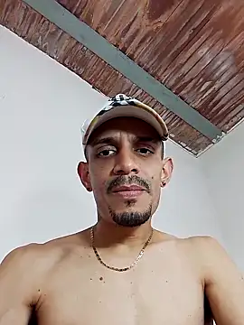 Snapshot of LATINO27CM chatting on 10/07/25, 08:06 LATINO27CM online show from 10/07/25, 08:06