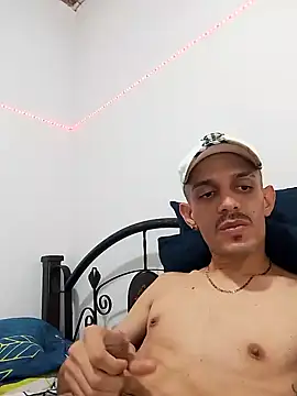 Snapshot of LATINO27CM chatting on 10/17/25, 06:21 LATINO27CM online show from 10/17/25, 06:21