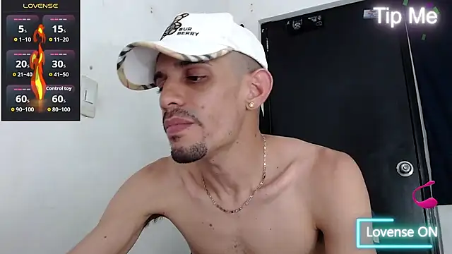 Snapshot of LATINO27CM chatting on 12/13/25, 08:14 LATINO27CM online show from 12/13/25, 08:14