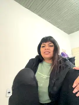 Snapshot of Bulma04 chatting on 10/28/25, 05:15 Bulma04 online show from 10/28/25, 05:15