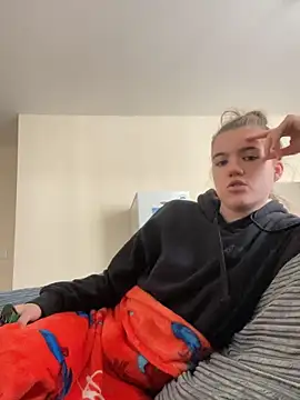 Snapshot of Lucy-XXX- chatting on 10/04/25, 12:36 Lucy-XXX- online show from 10/04/25, 12:36