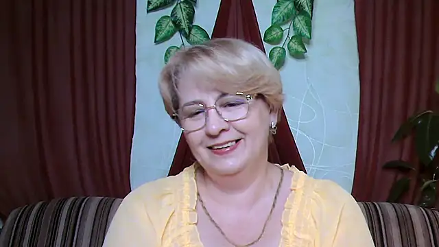 Snapshot of Selena-Velvet chatting on 10/17/25, 12:52 Selena-Velvet online show from 10/17/25, 12:52