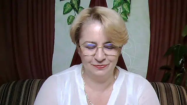 Snapshot of Selena-Velvet chatting on 10/18/25, 01:23 Selena-Velvet online show from 10/18/25, 01:23