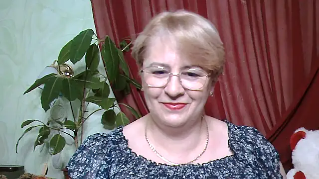 Snapshot of Selena-Velvet chatting on 10/25/25, 01:07 Selena-Velvet online show from 10/25/25, 01:07