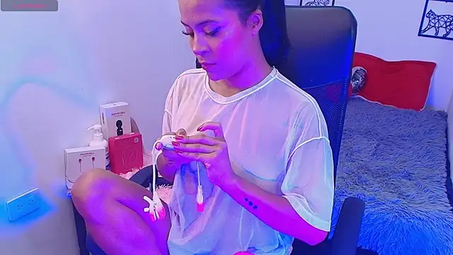 Snapshot of Natty_Reyes chatting on 10/29/25, 06:42 Natty Reyes online show from 10/29/25, 06:42